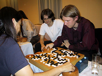 ペア碁で来日したチェコの友人たちと早碁を楽しむオンドラ君（中央）